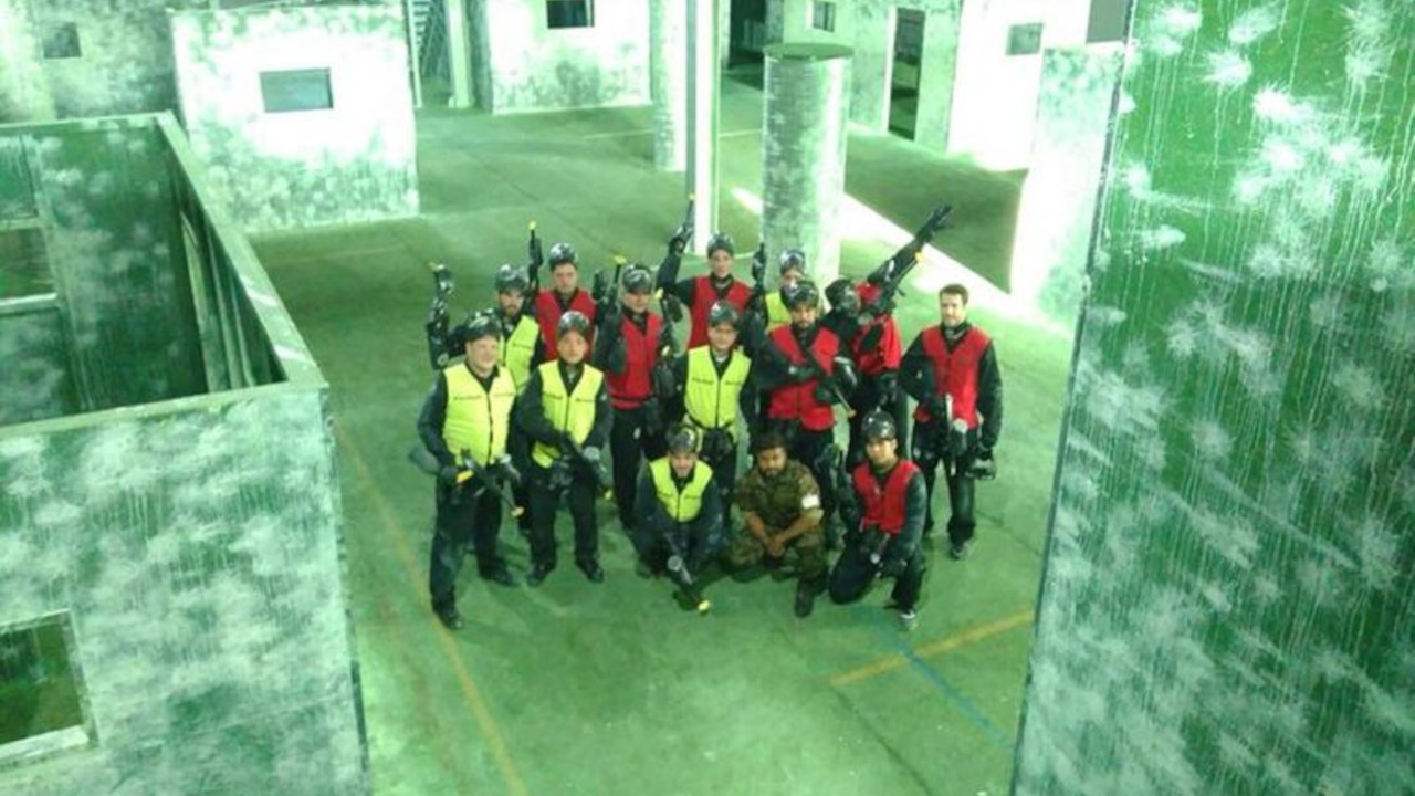 Der Paintball-Event Die neu erstellte Paintball und Laser Arena in der Nähe von Bern verfügt über mehrere Spielfelder mit doppelstöckigen Gebäuden und diversen Hindernissen. Ausgestattet mit Licht, Nebel- und Soundeffekten. Nebst den Innenspielfelder bieten wir auch ein Aussenspielfeld an. Das Themenfeld bietet diverse Deckungen und Kulissen wie Autos, Container, Sandsäcke, Öltanks und vieles mehr. Verwöhnen Sie sich kulinarisch nach dem Spiel im hauseigenen Restaurant. Zur Auswahl stehen warmen Menüs, Snacks und Getränken. Gerne organisieren wir für ihren Event auch spezielle Menüs und Apéros. Selbstverständlich sind bei uns auch Cocktails, Bier, guter Wein und Prosecco zu haben.
