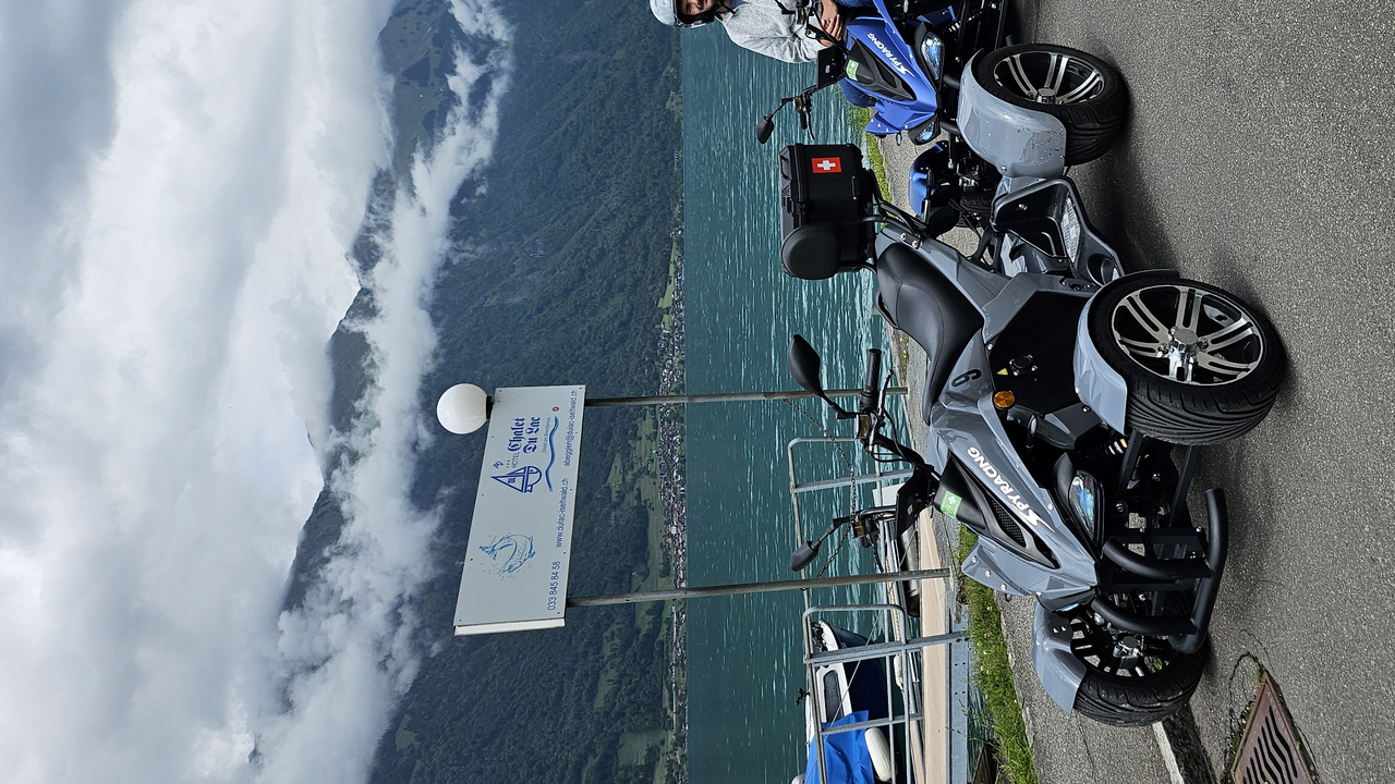 Kommen Sie mit auf eine Panorama Rundfahrt und fahre sie mit dem Quad über Naturstrassen oder durch den Schnee. Ein ausgefallenes Fahrvergnügen erwartet sie. Unter ortskundiger Leitung entdecken sie die schönsten Aussichtspunkten des Berner Oberlandes. Eine Grillparty oder Besuch im Bergrestaurant kann auf der Tour kann hinzugebucht werden. Ob in einer kleinen oder grösseren Gruppe, der Spass steht während der Rundfahrt auf dem vierrädrigen Quad im Vordergrund.