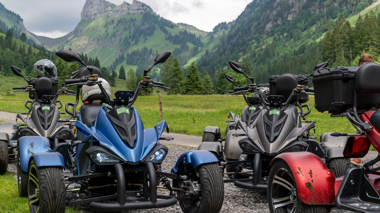 Kommen Sie mit auf eine Panorama Rundfahrt und fahre sie mit dem Quad über Naturstrassen oder durch den Schnee. Ein ausgefallenes Fahrvergnügen erwartet sie. Unter ortskundiger Leitung entdecken sie die schönsten Aussichtspunkten des Berner Oberlandes. Eine Grillparty oder Besuch im Bergrestaurant kann auf der Tour kann hinzugebucht werden. Ob in einer kleinen oder grösseren Gruppe, der Spass steht während der Rundfahrt auf dem vierrädrigen Quad im Vordergrund.