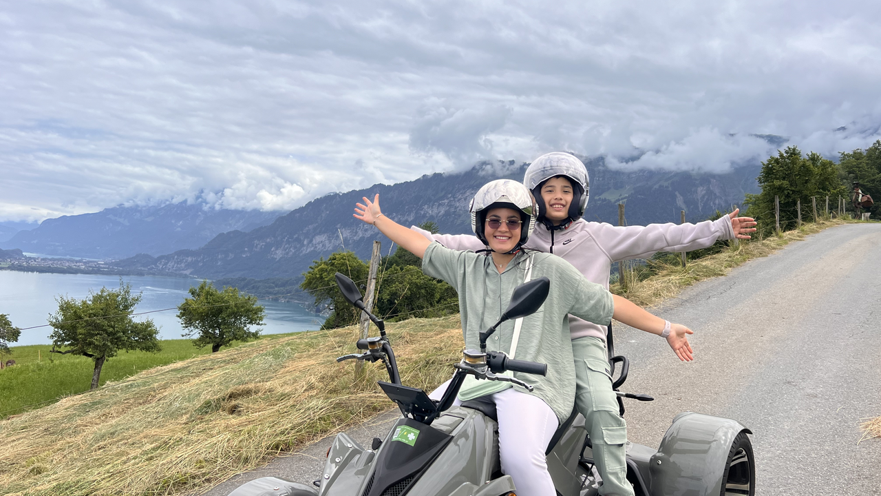 Kommen Sie mit auf eine Panorama Rundfahrt und fahre sie mit dem Quad über Naturstrassen oder durch den Schnee. Ein ausgefallenes Fahrvergnügen erwartet sie. Unter ortskundiger Leitung entdecken sie die schönsten Aussichtspunkten des Berner Oberlandes. Eine Grillparty oder Besuch im Bergrestaurant kann auf der Tour kann hinzugebucht werden. Ob in einer kleinen oder grösseren Gruppe, der Spass steht während der Rundfahrt auf dem vierrädrigen Quad im Vordergrund.