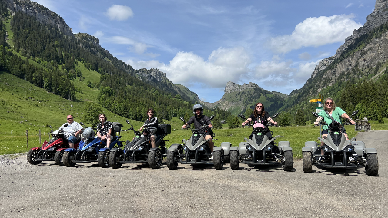 Kommen Sie mit auf eine Panorama Rundfahrt und fahre sie mit dem Quad über Naturstrassen oder durch den Schnee. Ein ausgefallenes Fahrvergnügen erwartet sie. Unter ortskundiger Leitung entdecken sie die schönsten Aussichtspunkten des Berner Oberlandes. Eine Grillparty oder Besuch im Bergrestaurant kann auf der Tour kann hinzugebucht werden. Ob in einer kleinen oder grösseren Gruppe, der Spass steht während der Rundfahrt auf dem vierrädrigen Quad im Vordergrund.