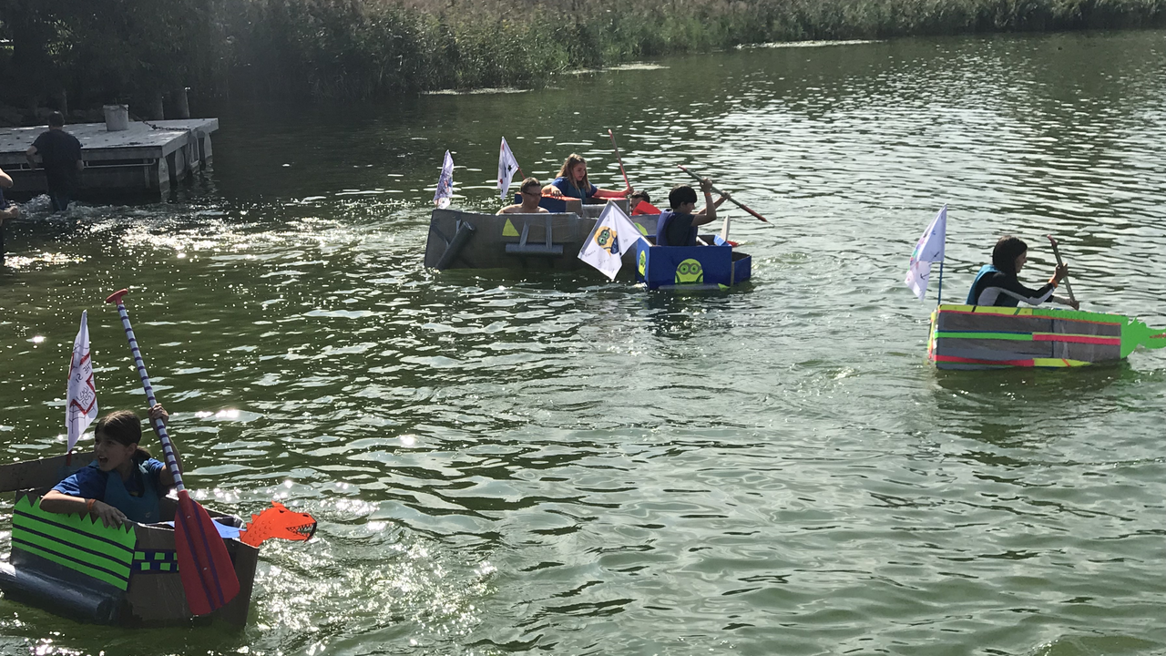 Papp-Boot Challenge Der PappBootCruise steht dafür, sich mit einfachsten Mitteln und unbändigem Entdeckergeist den Herausforderungen zu stellen, die auf einen warten. Einzig verschiedene Kartonagen, Klebeband und Frischhaltefolie stehen für die Konstruktion der Boote zur Verfügung. Baupläne oder Vorgaben, was die Form und Größe angeht, gibt es keine, doch auch das Design und die Idee werden bewertet.