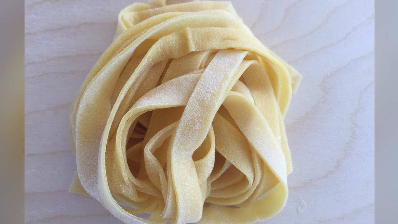 Pasta Workshop In diesem Workshops erlernen Sie die traditionelle Herstellung der Teigwaren. Alle Teilnehmende haben einen eigenen Arbeitsplatz zur Verfügung und arbeiten selbstständig und professioneller Anleitung. Sie dürfen den Pastateig kneten, walzen, ausrollen, formen und schneiden. An jedem Arbeitsplatz stehen ein Holzbrett, die Walze und die frischen Zutaten für die feinen Teigwaren bereit.