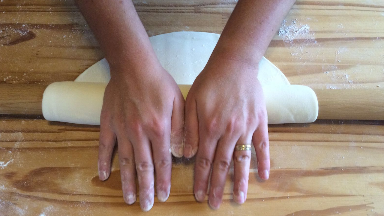 Pasta Workshop In diesem Workshops erlernen Sie die traditionelle Herstellung der Teigwaren. Alle Teilnehmende haben einen eigenen Arbeitsplatz zur Verfügung und arbeiten selbstständig und professioneller Anleitung. Sie dürfen den Pastateig kneten, walzen, ausrollen, formen und schneiden. An jedem Arbeitsplatz stehen ein Holzbrett, die Walze und die frischen Zutaten für die feinen Teigwaren bereit.