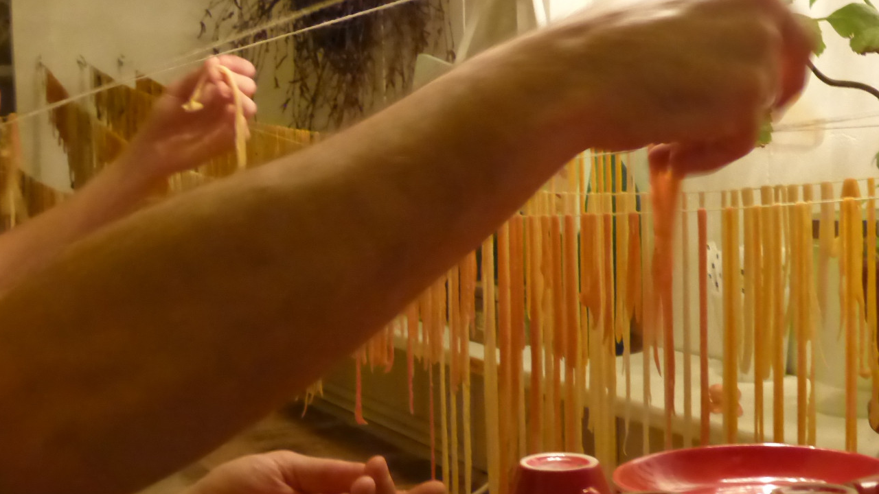 Pasta-Workshop in Basel: In Kleingruppen stellen wir hauseigene Fettuccini her. Die Pastamaschinen helfen uns dabei.