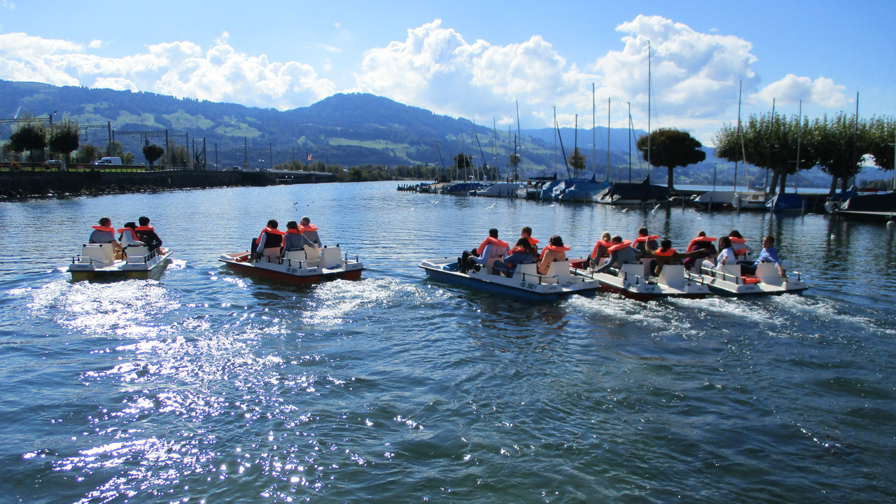 Pedalo Rennen auf dem Zürichsee Pedalen Sie um die Wette über den Zürichsee, um den «Tannli-Felsen» herum und zurück. Wer als erstes wieder im Hafen von Rapperswil ankommt, hat gewonnen. Nach dem Spass auf dem See stossen Sie im Hafen auf das Siegerteam an. Geniessen Sie ein Apero und die Atmosphäre am Seeufer.