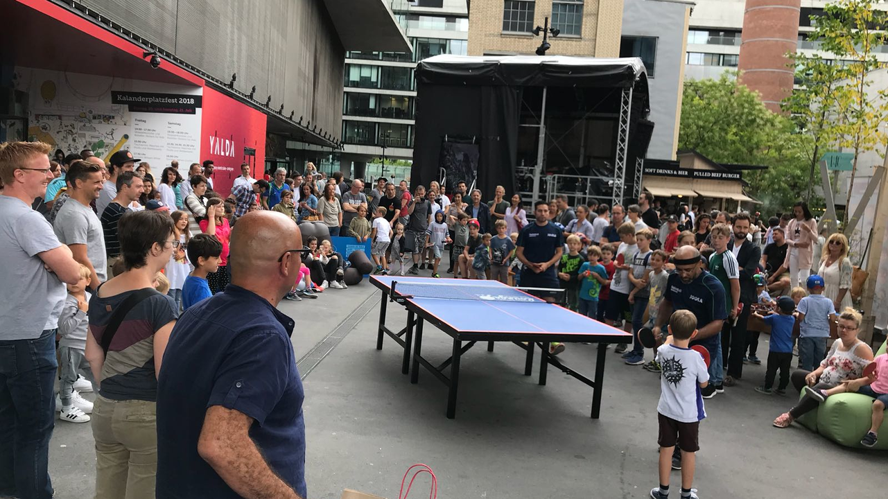Ping Pong Event Wir haben uns zum Ziel gesetzt, den Sport den wir lieben, «Tischtennis» oder auch «Pingpong», noch mehr ins Rampenlicht zu rücken und auch andere davon zu begeistern. Dazu eignen sich bestens Mitarbeiter- und Kundenanlässe. Ob bei Matches im Team oder einem gemeinsamen Rundlauf, mit uns wird Ihnen nicht langweilig.