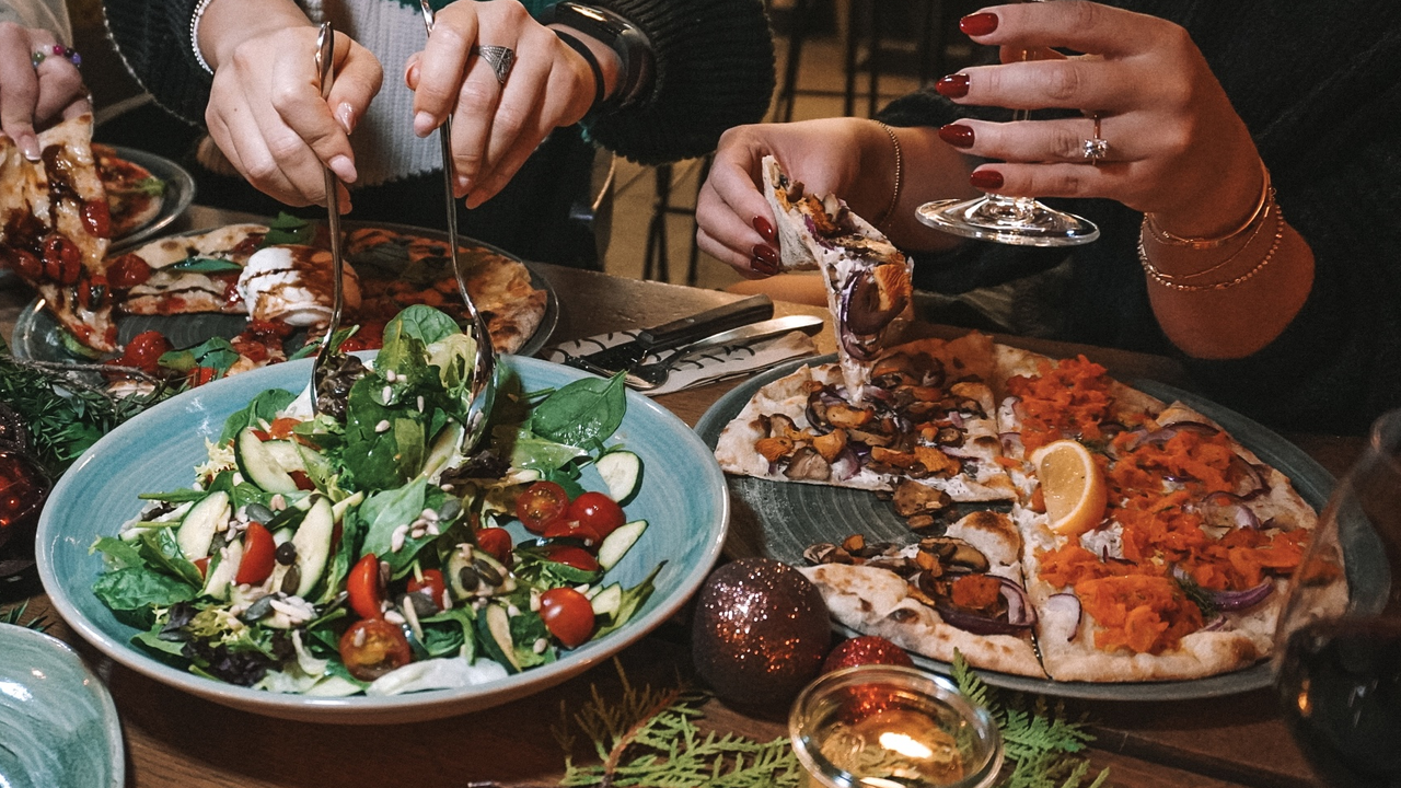 Unser Tavolata-Konzept ist mehr als nur ein Essen – es ist ein Erlebnis. Gemeinsam an einer langen Tafel sitzen, verschiedene Pizzas teilen und sich Zeit nehmen, um miteinander zu geniessen. Ob für Geburtstagsfeiern, Teamanlässe oder lockere Business-Dinner – unser Tavolata-Konzept schafft die perfekte Atmosphäre für unvergessliche Momente.