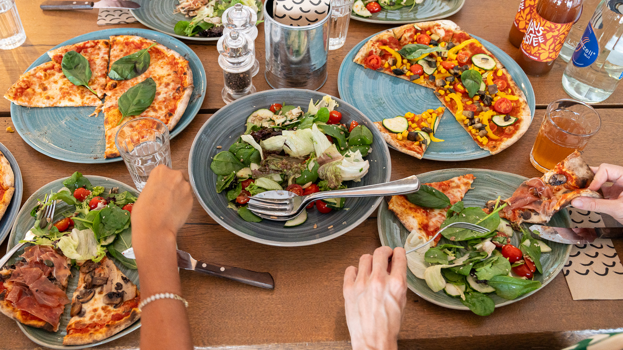 Unser Tavolata-Konzept ist mehr als nur ein Essen – es ist ein Erlebnis. Gemeinsam an einer langen Tafel sitzen, verschiedene Pizzas teilen und sich Zeit nehmen, um miteinander zu geniessen. Ob für Geburtstagsfeiern, Teamanlässe oder lockere Business-Dinner – unser Tavolata-Konzept schafft die perfekte Atmosphäre für unvergessliche Momente.