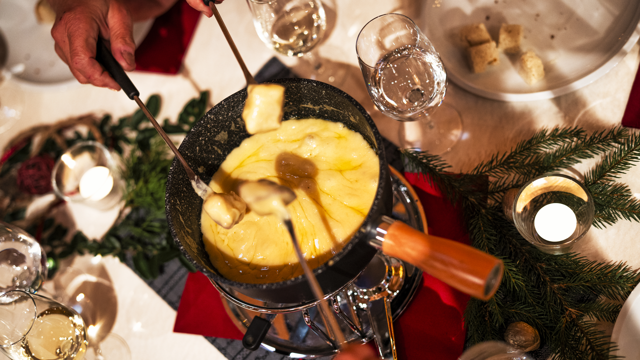 Lass Dich durch die einmalige Emmentaler Landschaft kutschieren, wärme Dich mit Glühwein oder Punsch und geniesse danach ein Fondue im heimeligen Hofrestaurant.