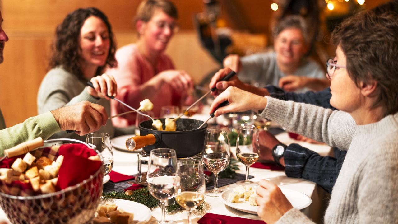Lass Dich durch die einmalige Emmentaler Landschaft kutschieren, wärme Dich mit Glühwein oder Punsch und geniesse danach ein Fondue im heimeligen Hofrestaurant.