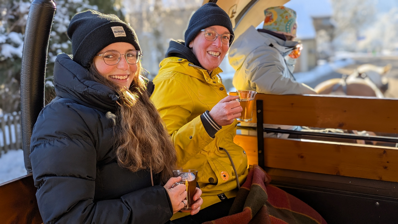 Lass Dich durch die einmalige Emmentaler Landschaft kutschieren, wärme Dich mit Glühwein oder Punsch und geniesse danach ein Fondue im heimeligen Hofrestaurant.