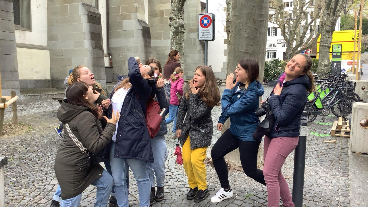 Junggesellinnen-Abschied Heiraten ist einiges entspannter, wenn die Welt nicht am Rande des Abgrunds steht! Begebt euch beim einzigartigen Holter-Polter Spezial in die magische Welt von Romeo und Julia und bahnt euch als «Team Braut» den Weg durch die wunderschöne Altstadt von Zürich. Schreibt beim JGA-Escape Game die Liebesgeschichte von Romeo und Julia um und bringt die Mission erfolgreich zu einem Happy End.