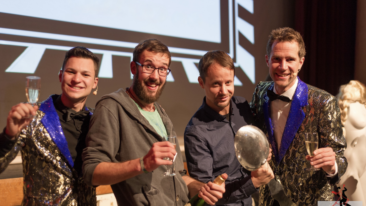 Powerpoint-Karaoke Aus dem Stegreif einen Kurzvortrag zu einem wildfremden Thema halten – mit Folien, die du noch gar nicht kennst? Darum geht's beim Powerpoint-Karaoke! Teste deine Schlagfertigkeit und mime den Experten. Wir garantieren dir Spass, viele Lacher und ein unvergessliches Highlight für deinen Team-Event.