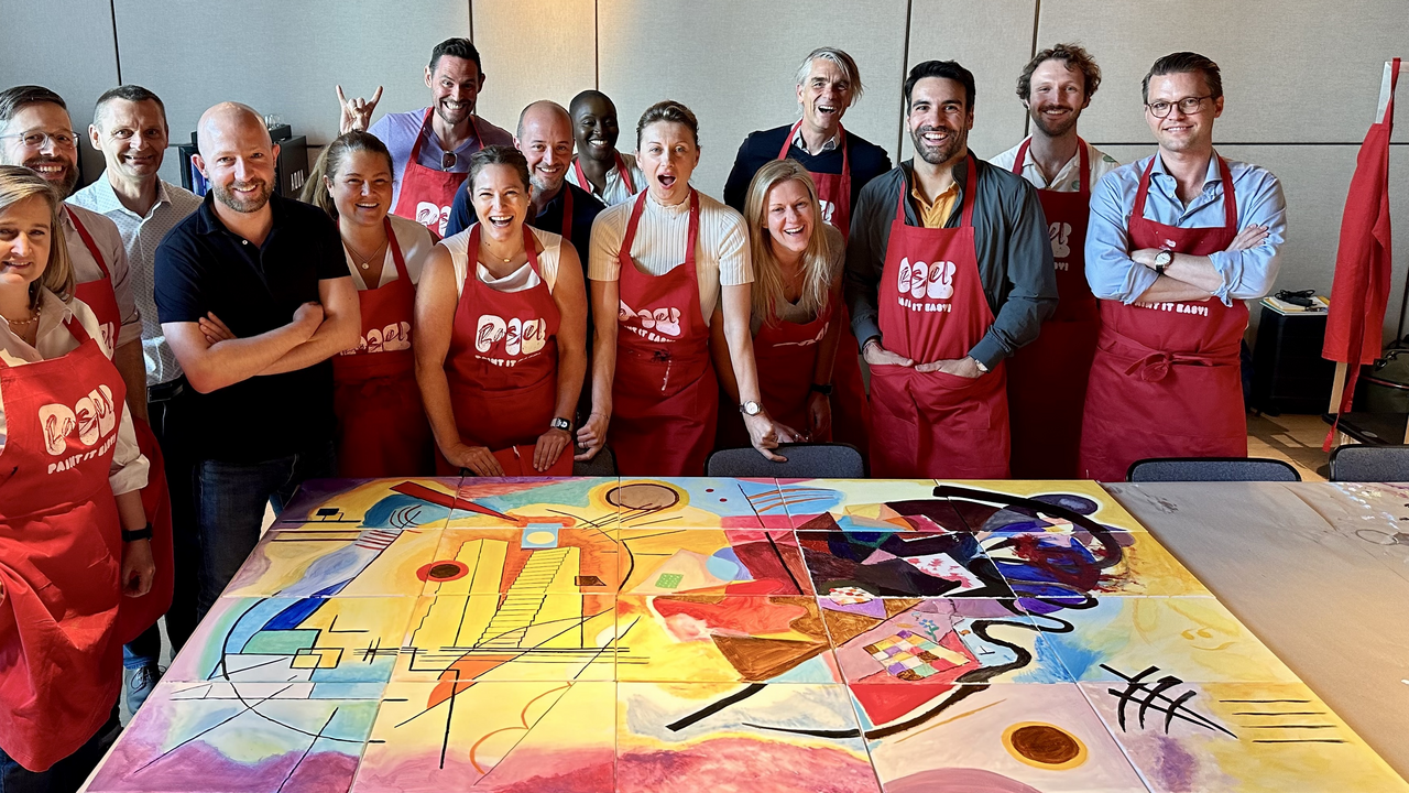 Puzzle Painting Teambuilding Stellen Sie sich vor, Sie arbeiten gemeinsam mit Ihren Kollegen an einem atemberaubenden gemeinschaftlichen Kunstwerk. Jedes Teammitglied arbeitet an seiner eigenen Leinwand. Der Fokus liegt auf Zusammenarbeit und darauf, dass alle Linien aufeinandertreffen und die Farben harmonieren. Das fertige Meisterwerk kann die Marke Ihres Unternehmens, das Konferenzthema, die Werte oder sogar ein berühmtes Kunstwerk repräsentieren.