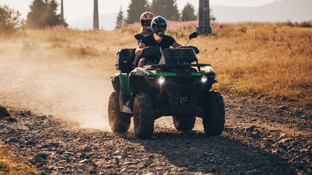 Quad Tour Thurgau Die Quicky-Tour ist als Firmenevent sehr beliebt. Nach der technischen Instruktion und ersten Proberunden auf unserem Areal erkunden Sie den Kanton Thurgau von seiner schönsten Seite. Die natürliche Vielfalt zwischen Apfelbäumen und weiten Feldern macht mit Quad-Fahrtwind noch mehr Spass. Wir befahren Nebenstrassen und vereinzelte Kieswege.