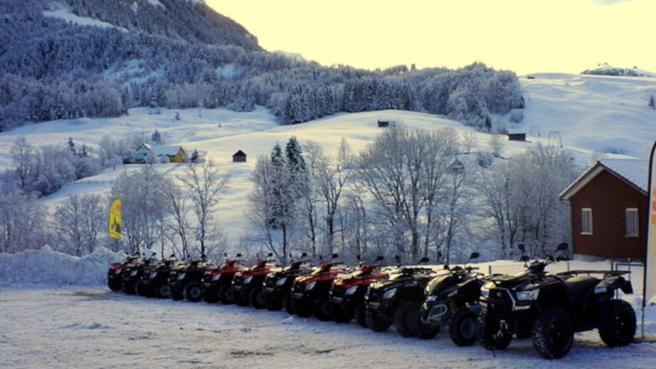 Quad Tour und Fondue Geniessen Sie das Quad fahren in winterlichem Atmosphäre mit anschliessendem Fondueessen. Sie fahren zuerst durch eine verschneite Winterlandschaft mit dem Quad. Die winterliche Quad-Tour im Schnee ist ein Erlebnis für ihre Freunde, Kollegen oder Mitarbeitende. Ein Outdoor Erlebnis für den Winter Firmenausflug. Wir befahren nach Möglichkeit schneebedeckte Strassen und Wege. Unsere Quad-Bar ist gemütlich eingerichtet und das Fondue à discrétion gibt dem Teamevent den krönenden Abschluss.