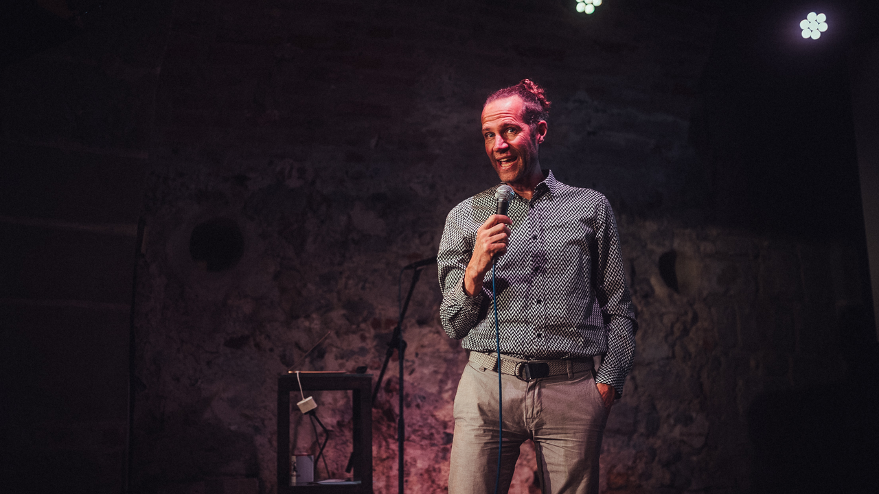 Rhetorik-Training mit Powerpoint-Karaoke Für Konferenzen, interne Anlässe und Weiterbildungsveranstaltungen bieten wir ein lockeres Rhetorik-Training. In professioneller Manier liefern wir Inspiration und Spektakel zugleich. Wir nehmen die Teilnehmenden mit auf eine kurzweilige Reise, an deren Ende sie ihre neu gewonnen Fähigkeiten ungebremst zur Schau stellen dürfen.