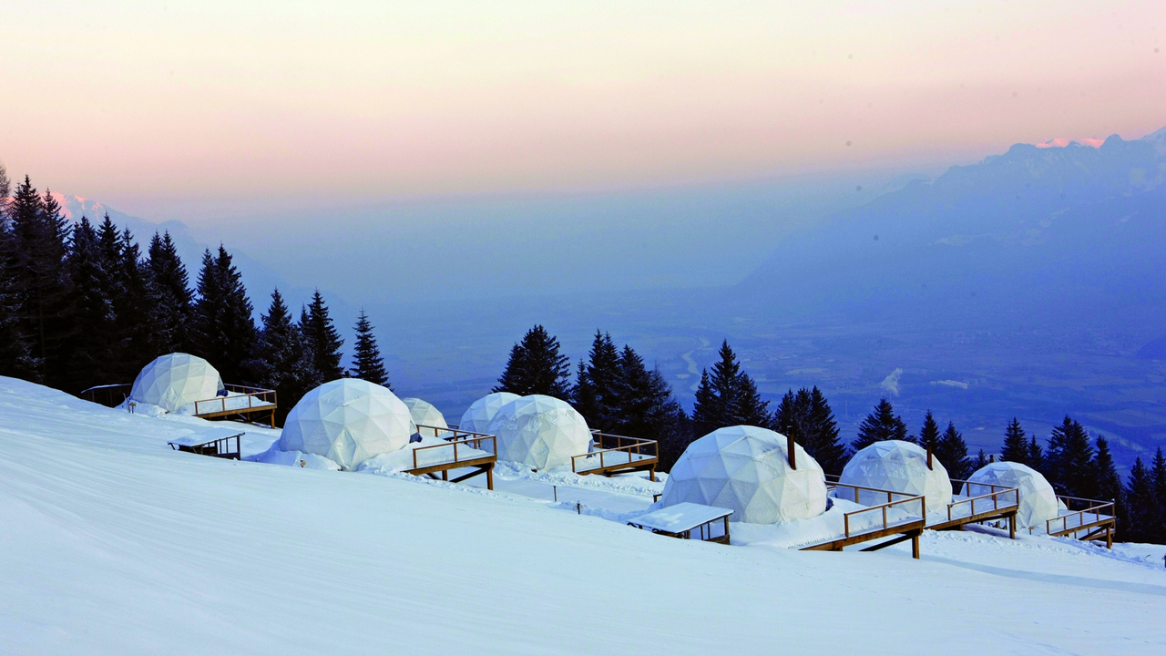 Tagen oder übernachten im Whitepod Inmitten der Natur, eingebettet in 1400 m Höhe, an einem grandiosen Panoramastandort mit freiem Blick auf das Rhonetal und den Genfersee, entdecken Sie einen Ort, der auf der Welt einzigartig ist. Die Whitepods sind der ideale Ort für Retraiten oder ein Weekend in der Natur.