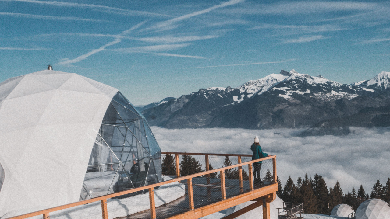 Inmitten der Natur, eingebettet in 1400 m Höhe, an einem grandiosen Panoramastandort mit freiem Blick auf das Rhonetal und den Genfersee, entdecken Sie einen Ort, der auf der Welt einzigartig ist. Die Whitepods sind der ideale Ort für Retraiten oder ein Weekend in der Natur.