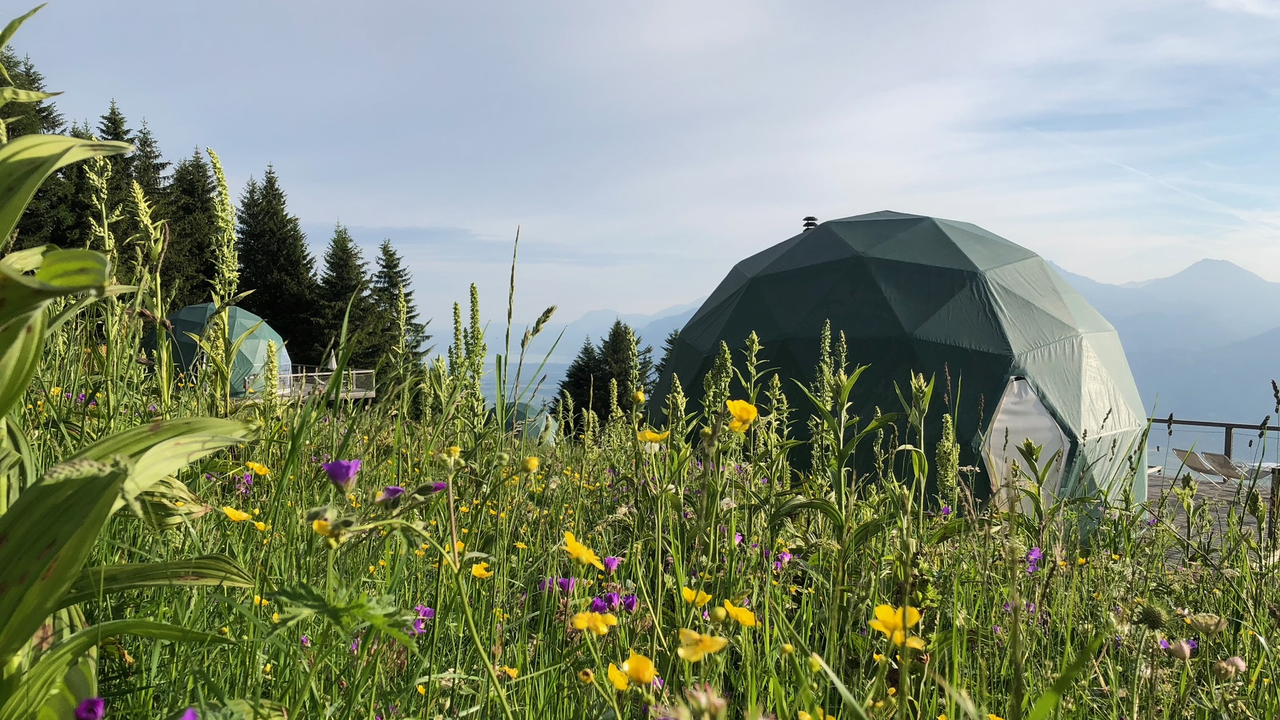 Inmitten der Natur, eingebettet in 1400 m Höhe, an einem grandiosen Panoramastandort mit freiem Blick auf das Rhonetal und den Genfersee, entdecken Sie einen Ort, der auf der Welt einzigartig ist. Die Whitepods sind der ideale Ort für Retraiten oder ein Weekend in der Natur.