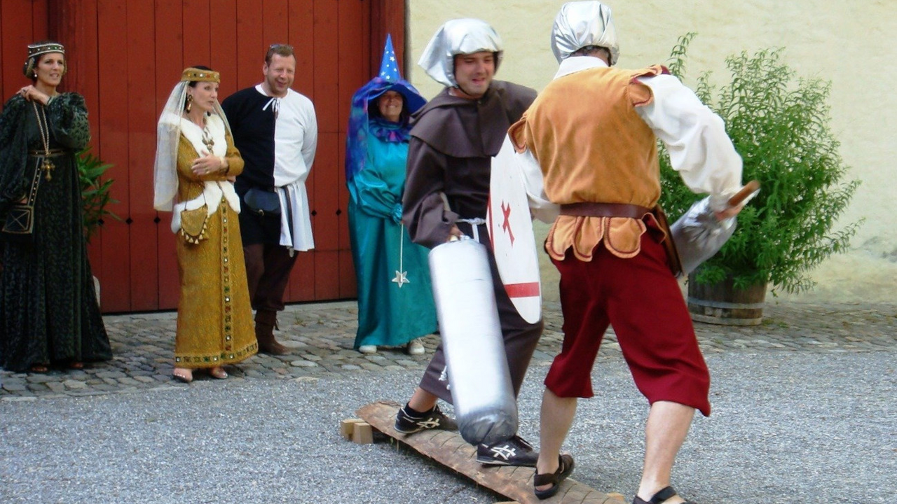 Schlossfeier und Burg-Event Lassen Sie sich in einem historischen Ritterkeller, auf einer Burg in eine längst vergangene Zeit entführen. Knechte und Mägde in mittelalterlichen Gewändern werden Sie verwöhnen.