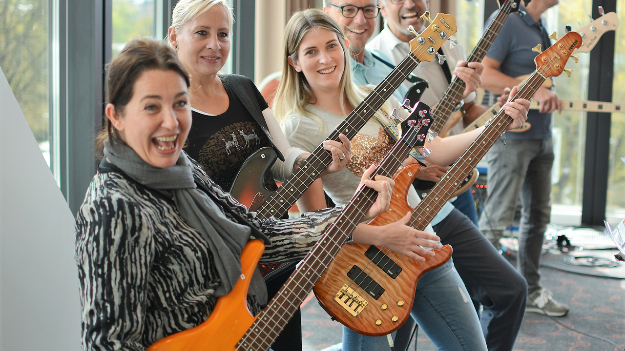 Rock your Team Als Team eine Band gründen und innerhalb von 80 Minuten einen Song aufnehmen? Ja das ist möglich. Teamspirit und Spass garantiert. Unter der fachkundigen und mitreissenden Anleitung von zweier international etablierten Profimusikern, lernen Ihre Mitarbeiter den einfachsten Umgang mit den wichtigsten Standardinstrumenten einer Rockband (E-Gitarre, Bassgitarre, Keyboards und Drums). Es sind für diesen Event absolut keine Vorkenntnisse nötig.