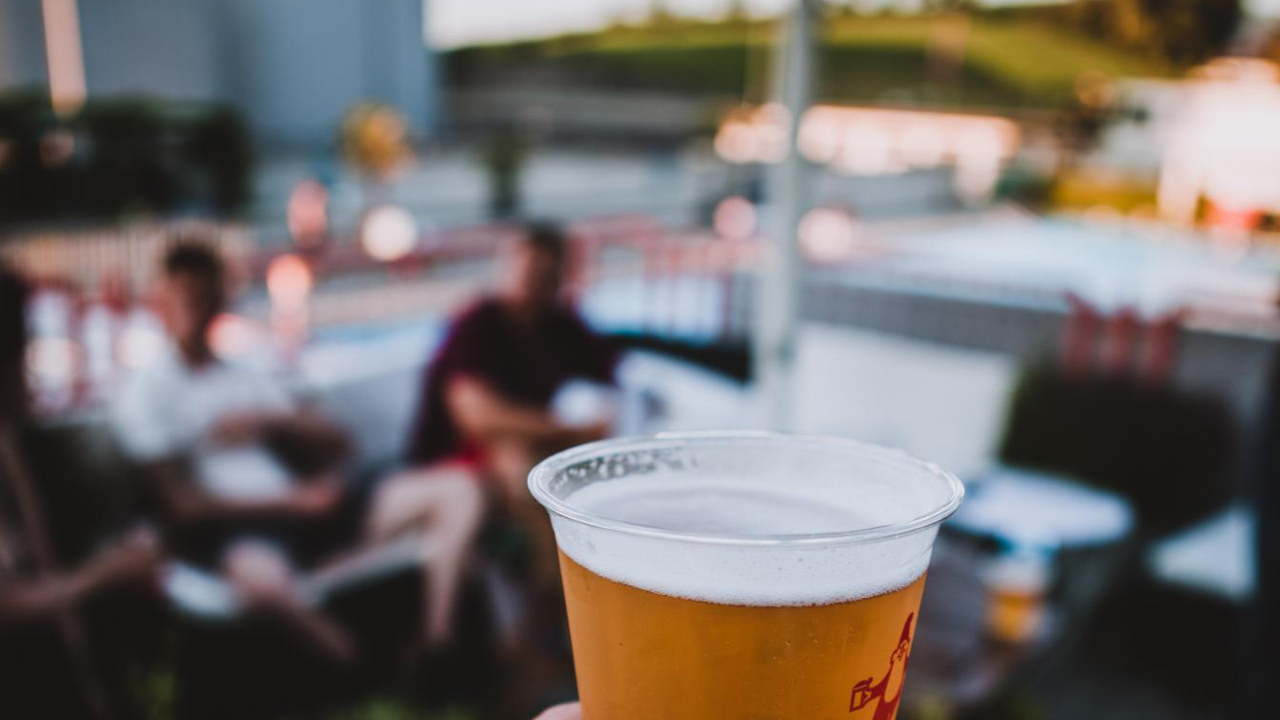 Rooftop Bar in der Badi Entdecken Sie die neue Rooftop Bar und fallen Sie sofort in Ferienstimmung. Bei diesem sommerlichen Ambiente, der lockeren Backgroundmusik und dem glasklaren Pool lassen Sie den Alltag gleich hinter sich. Ein erfrischendes Bad im Swimmingpool trägt seinen Teil dazu bei.