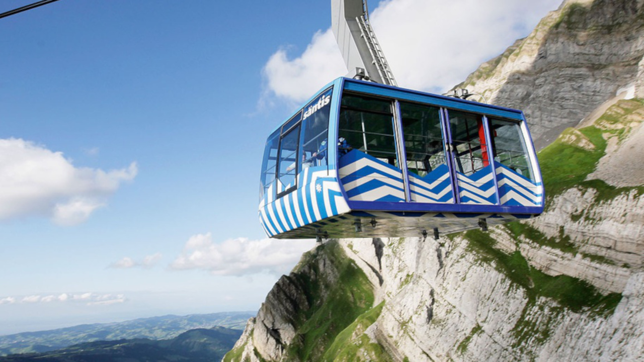 Säntis Berg Game Der Säntis war schon früh ein reizvoller Anziehungspunkt. 1846 wurde der erste Grundstein für das Berggasthaus gelegt. Auch heute gibt es auf dem Säntis und auf der Schwägalp viel zu entdecken - Auf zum Säntis Berg Game. Unser Tipp: Kombinieren Sie das Säntis Berg Game mit einer Führung hinter die Kulissen und einem Abendessen.