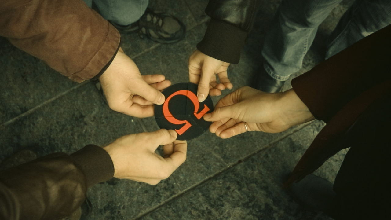 Wie in einem Escape Room gilt es Hinweise zu entdecken, Rätsel zu lösen und Herausforderungen zu meistern. Aber anstatt in einem Raum sind mehrere Installationen über die Stadt verteilt. Das macht es zu einem Spiel ohne Grenzen.