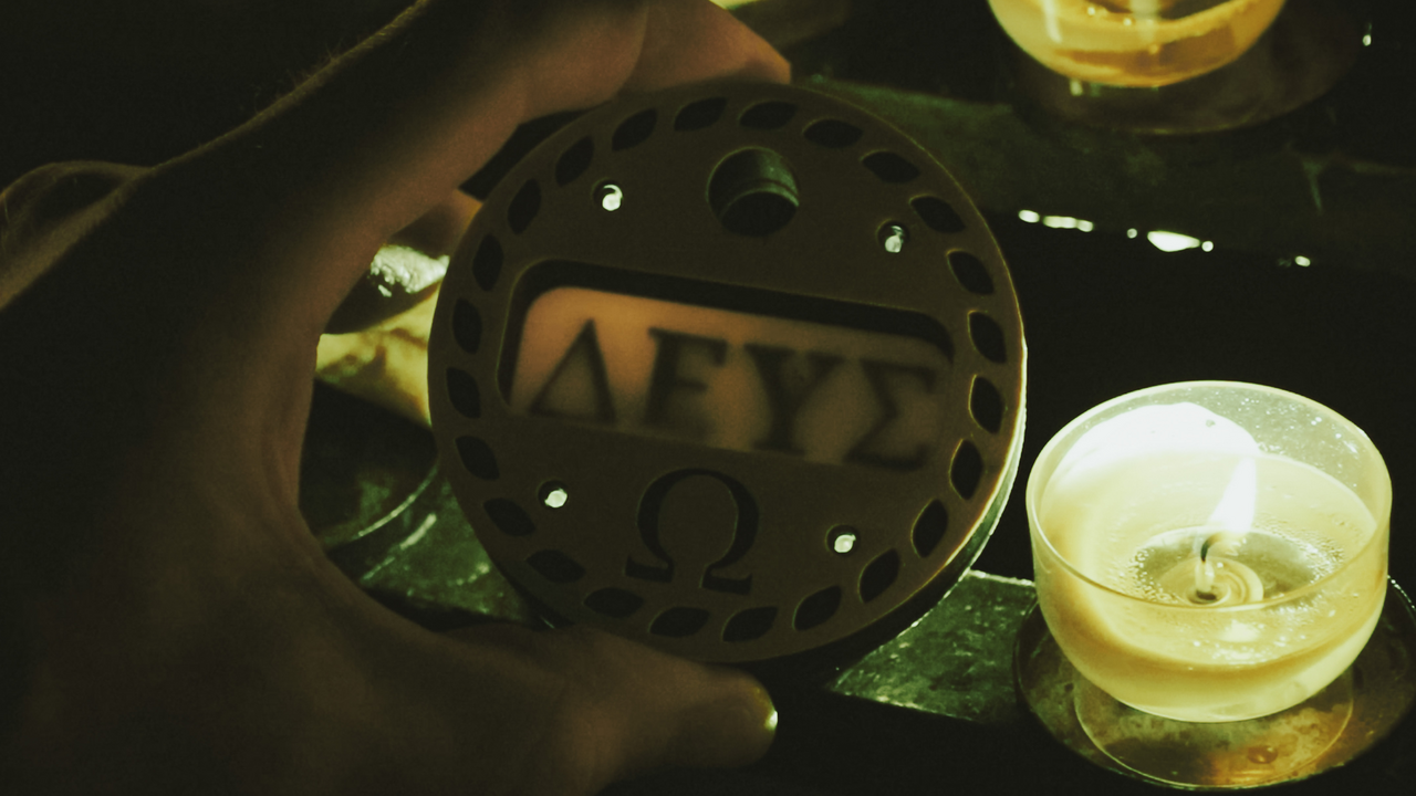 Wie in einem Escape Room gilt es Hinweise zu entdecken, Rätsel zu lösen und Herausforderungen zu meistern. Aber anstatt in einem Raum sind mehrere Installationen über die Stadt verteilt. Das macht es zu einem Spiel ohne Grenzen.