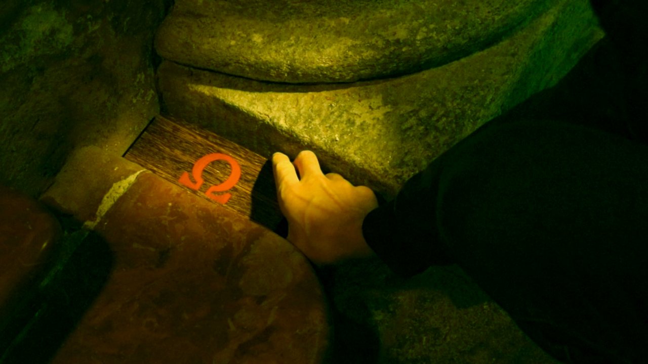 Wie in einem Escape Room gilt es Hinweise zu entdecken, Rätsel zu lösen und Herausforderungen zu meistern. Aber anstatt in einem Raum sind mehrere Installationen über die Stadt verteilt. Das macht es zu einem Spiel ohne Grenzen.