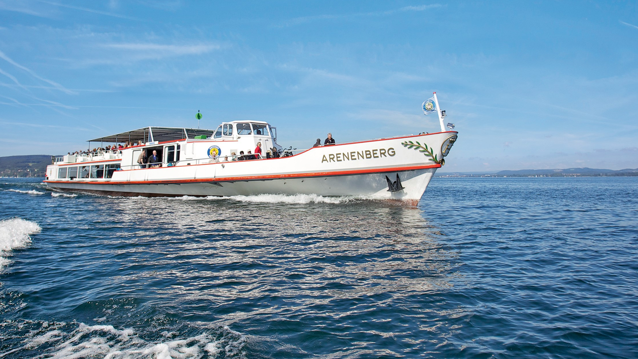 Event auf dem Schiff Hochzeit? Geburtstag? Firmenanlass? Mieten Sie ein Schiff aus unserer Flotte. Sie bestimmen Datum, Zeit und Ort. Und wenn Sie möchten auch die Verpflegung. Wir fahren. Sie feiern.