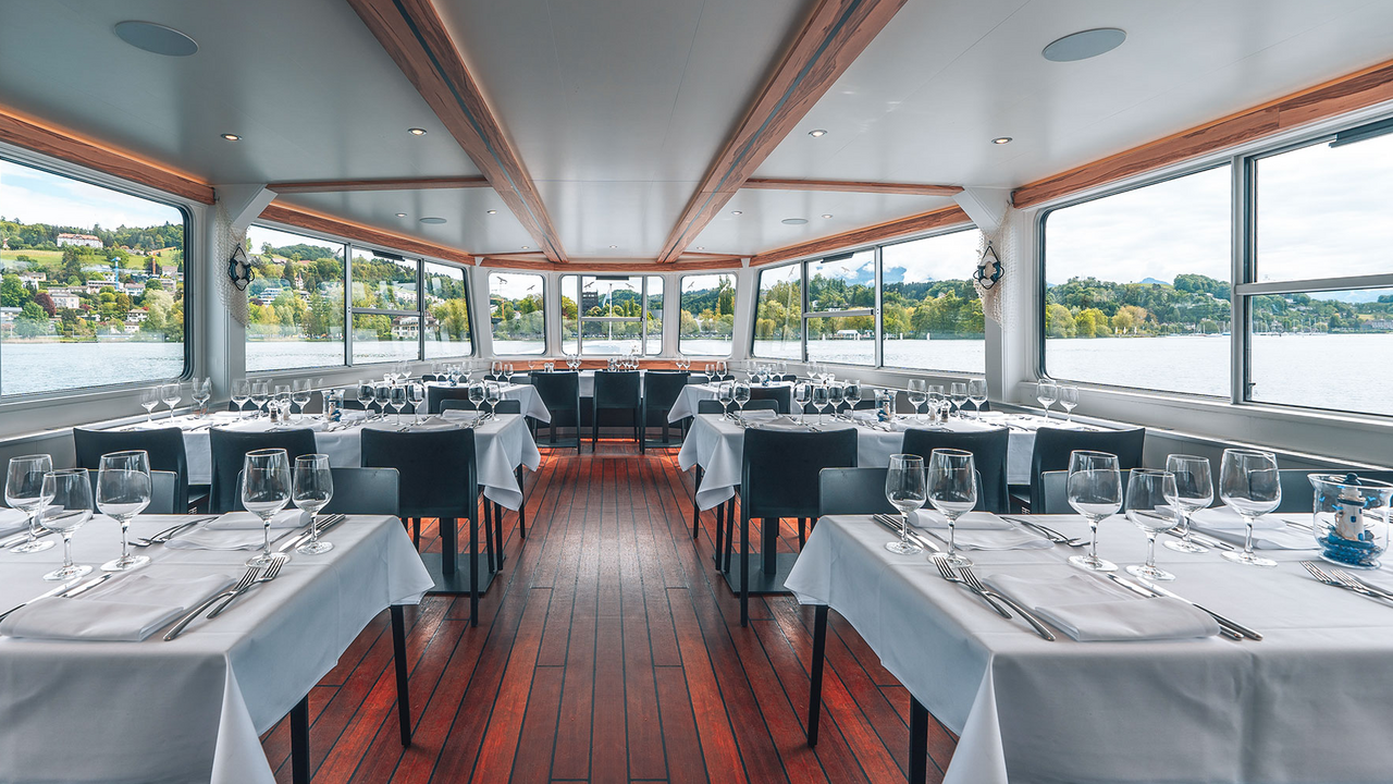 Schifffahrt Luzern Firmen- und Privatfeiern mit exklusivem Ambiente und erstklassiger Gastronomie. Egal, ob es sich um intime Anlässe wie Hochzeiten, Geburtstage oder Familienfeiern handelt oder um geschäftliche Events wie Firmenfeiern, Meetings oder Messen – unsere vielfältigen Schiffe sind darauf ausgerichtet, Ihre individuellen Bedürfnisse zu erfüllen. Wir bieten Ihnen das, was Ihren Anlass unvergesslich macht: eine atemberaubende Aussicht, ein einzigartiges Ambiente und natürlich exquisite Gastronomie – sei es ein erfrischender Aperitif, ein vielfältiges Buffet oder ein gehobenes Dinner – alles nach Ihren Vorstellungen gestaltet.