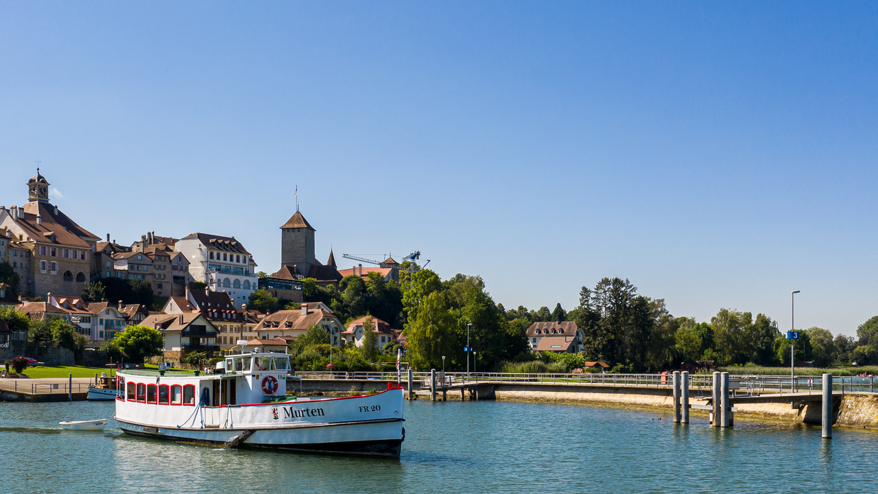Schifffahrt Murten Eine wunderschöne Naturlandschaft prägt das gesamte Drei-Seen-Gebiet. Geniessen Sie einzigartige Momente auf einer Seerundfahrt. Kombinieren Sie die Fahrt nach Belieben mit einem Apéro, einem feinen Essen auf dem Schiff oder in einem Seerestaurant, dem Besuch eines Weinkellers oder einer Wanderung durch die Rebberge. Auf Wunsch ist ein Badestopp in der Nähe einer Sandbank oder mitten auf dem See möglich - ein einzigartiges Erlebnis! Eine Hochzeitsfahrt mit einer auf Wunsch sehr persönlichen, nautischen Trauung bleibt unvergessen und ist einzigartig. Oder wie wär’s mit einem Business-Workshop in Kombination mit einer tollen Schifffahrt? Da öffnen sich Perspektiven und neue Ideen. Moderne Infrastruktur steht auf Wunsch zur Verfügung.
