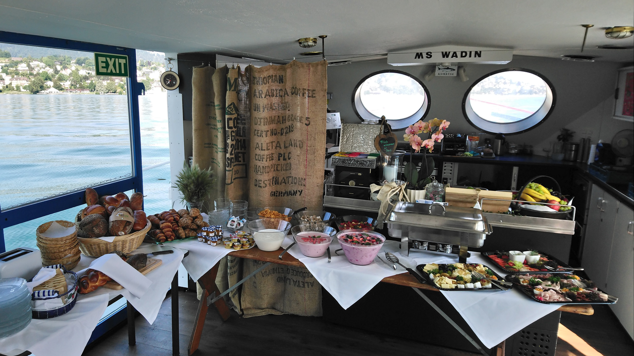 Frühstück auf dem Zürichsee Starten Sie mit einer schönen Schifffahrt und einem leckeren Frühstück entspannt in den Tag. Die Kombination einer schönen Schifffahrt auf dem Zürichse und einem ausgiebigem Brunch ist etwas spezielles.