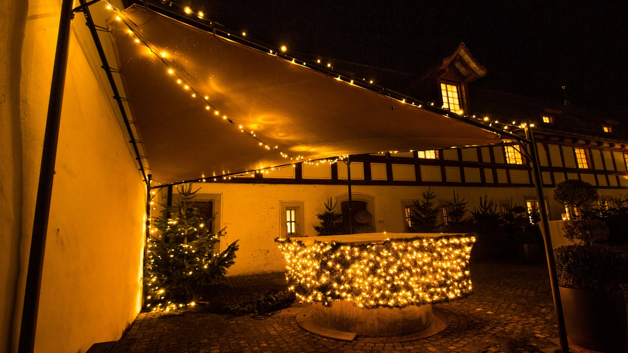 Erlebnis-Dinner im Schloss So etwas haben Sie garantiert noch nicht erlebt! Der einzigartige und authentische Ritter-Abend auf dem grandiosen Schloss mit Unterhaltungsprogramm inklusive. Ob drinnen oder draussen, klein oder gross, schlicht oder opulent: Wir haben für fast jeden Anlass den richtigen Raum, die ideale Umgebung. Wir zeigen Ihnen gerne alle Möglichkeiten auf.