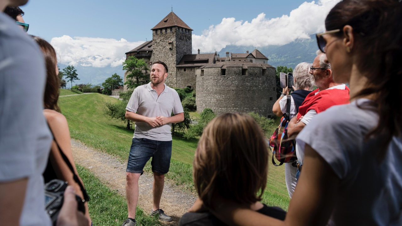 Schlössertour mit Ausblick Erleben Sie auf unserer Schlösser-Tour fürstliche Einblicke in die spannende Geschichte Liechtensteins bequem in unserem Kleinbus.