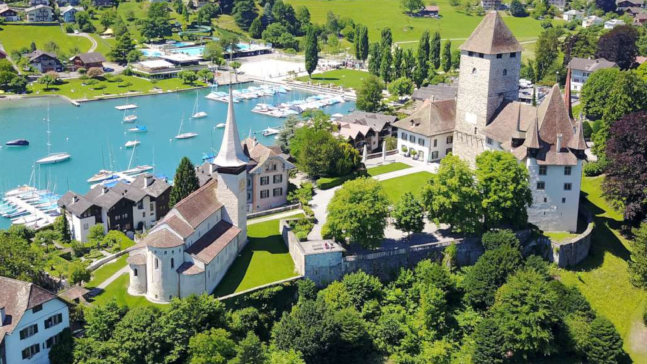 Schlossführung & Schifffahrt & Apéro: Erleben Sie Schloss Spiez exklusive mit einer privaten Führung und runden Sie Ihren Ausflug mit einem Apéro auf der Schlossterrasse und einer Schifffahrt auf dem Thunersee ab.