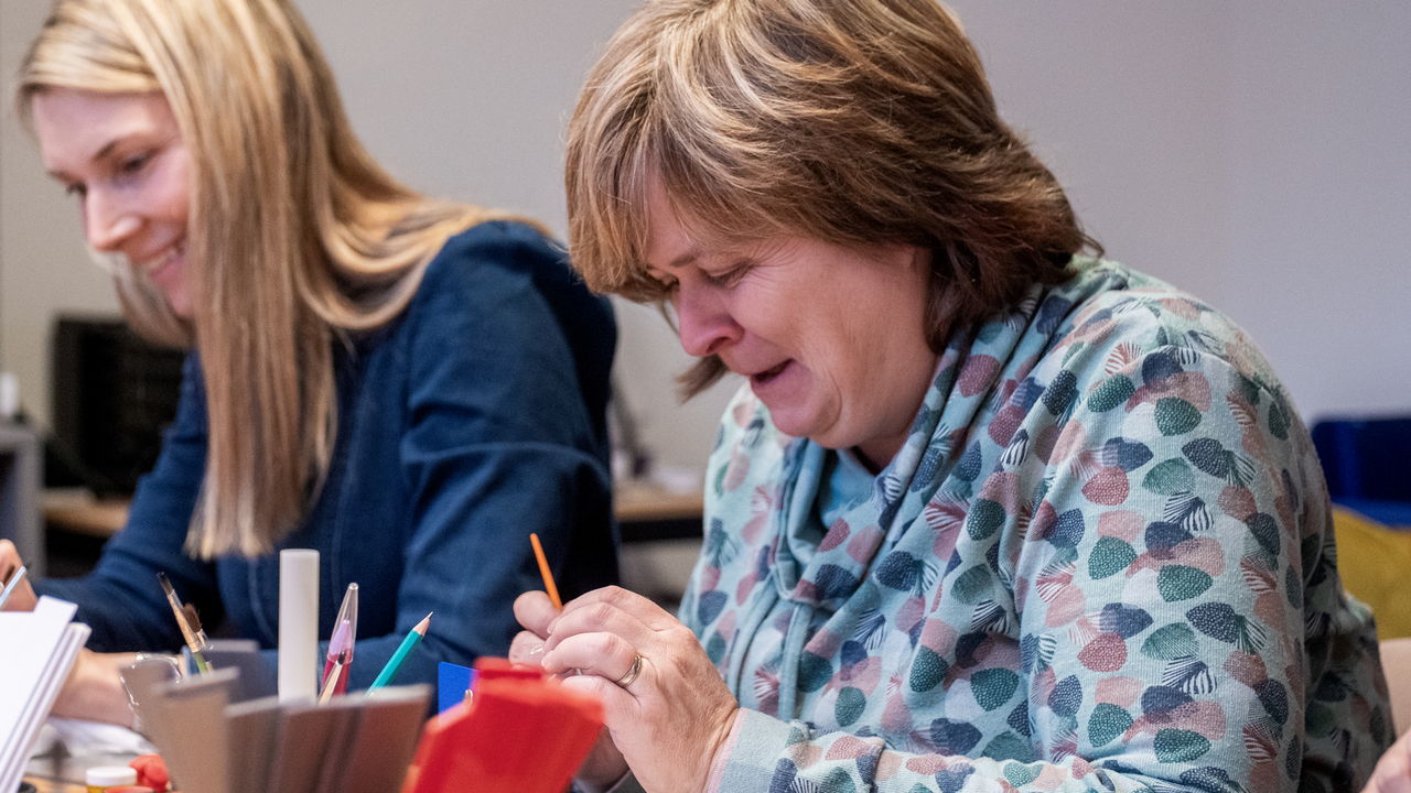 Dein kreatives Event: Schmuck gestalten mit Silberton Lust auf ein Erlebnis, das verbindet und bleibende Erinnerungen schafft? In unserem Workshop in Basel formst du mit einfachen Techniken dein eigenes Schmuckstück aus purem Silber. Vom ersten Entwurf bis zum funkelnden Endergebnis – wir zeigen dir, wie es geht!