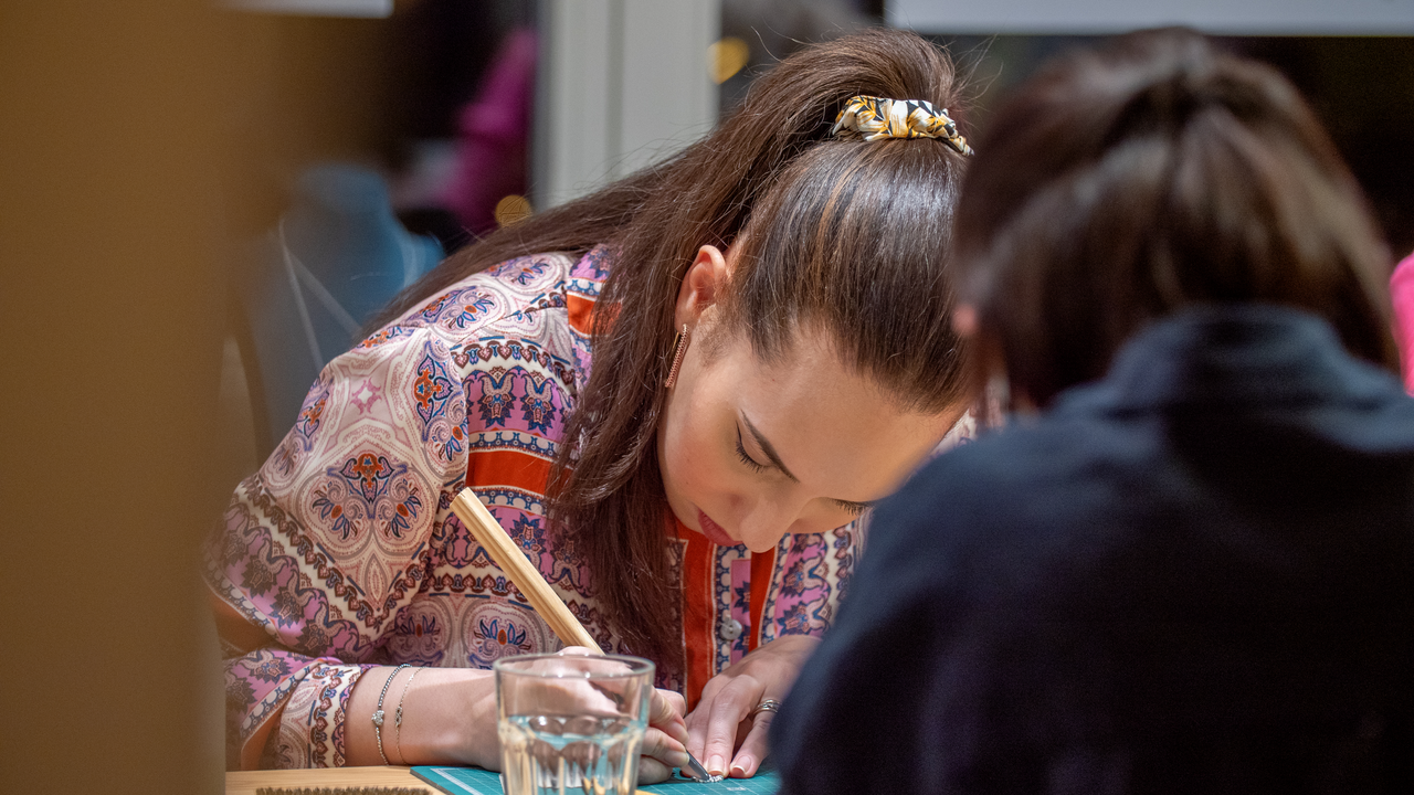 Lust auf ein Erlebnis, das verbindet und bleibende Erinnerungen schafft? In unserem Workshop in Basel formst du mit einfachen Techniken dein eigenes Schmuckstück aus purem Silber. Vom ersten Entwurf bis zum funkelnden Endergebnis – wir zeigen dir, wie es geht!