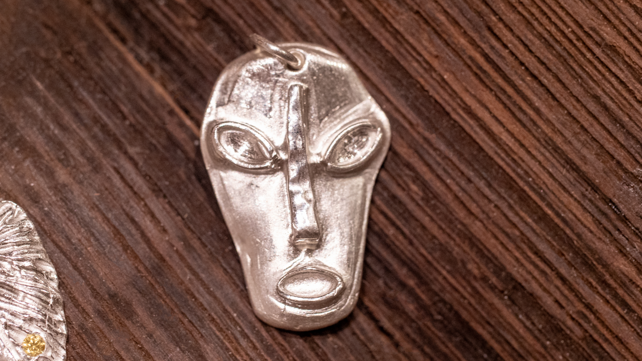 Lust auf ein Erlebnis, das verbindet und bleibende Erinnerungen schafft? In unserem Workshop in Basel formst du mit einfachen Techniken dein eigenes Schmuckstück aus purem Silber. Vom ersten Entwurf bis zum funkelnden Endergebnis – wir zeigen dir, wie es geht!