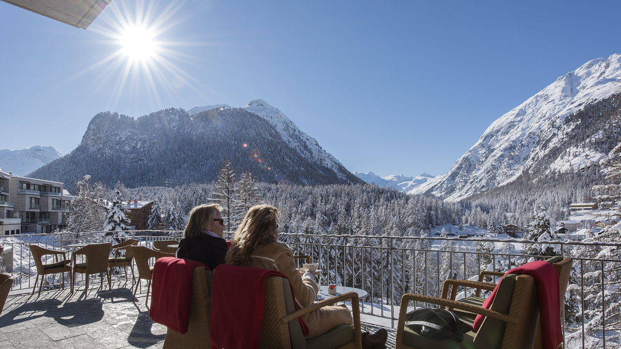 Schneetage in Pontresina Geniessen Sie eine Schneeschuhwanderung auf 1800 M.ü.M und wärmen Sie sich anschliessend bei einem gemütlichen Fondue, in einem altehrwürdigen Gewölbe, wieder auf. Ein Sorglospaket mit Zugfahrt, Führung, Schneeschuhausrüstung, Hotelübernachtung, Fondueplausch, Willkommenstrunk und Frühstück.