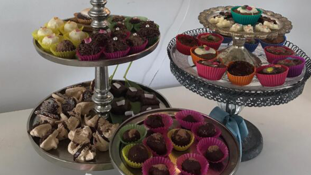 Schokoladen-Atelier in Basel Tauchen Sie mit Ihrem Team in die Welt der Schokolade ein und lernen Sie anhand leckerer Rezepte ein exquisites Buffet herzustellen. Anschliessend werden die Leckereinen natürlich gekostet.