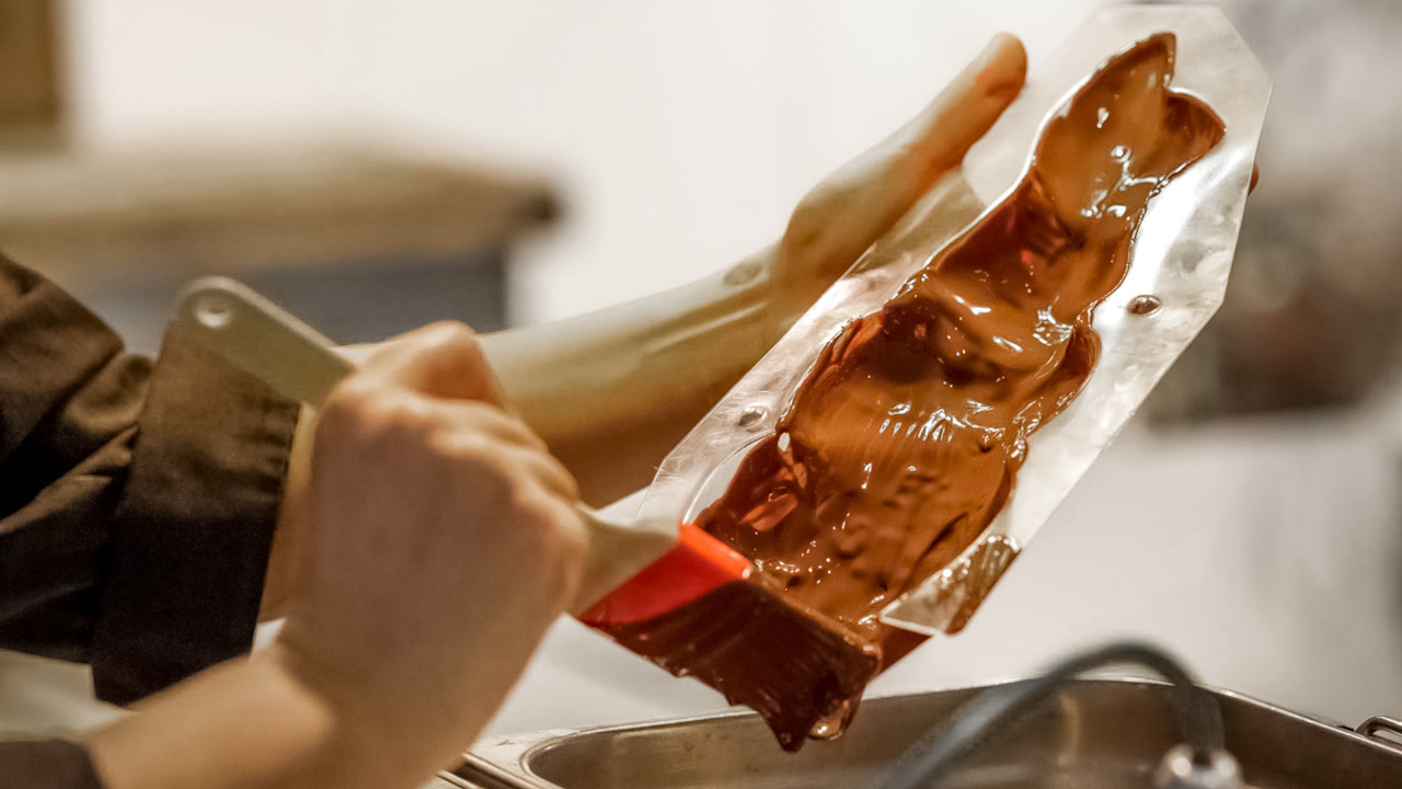 Workshop Schokolade giessen: Tauchen Sie ein in die Welt des Chocolatiers und kreieren Sie Ihre eigenen Schokoladen-Hasen oder Chläuse.