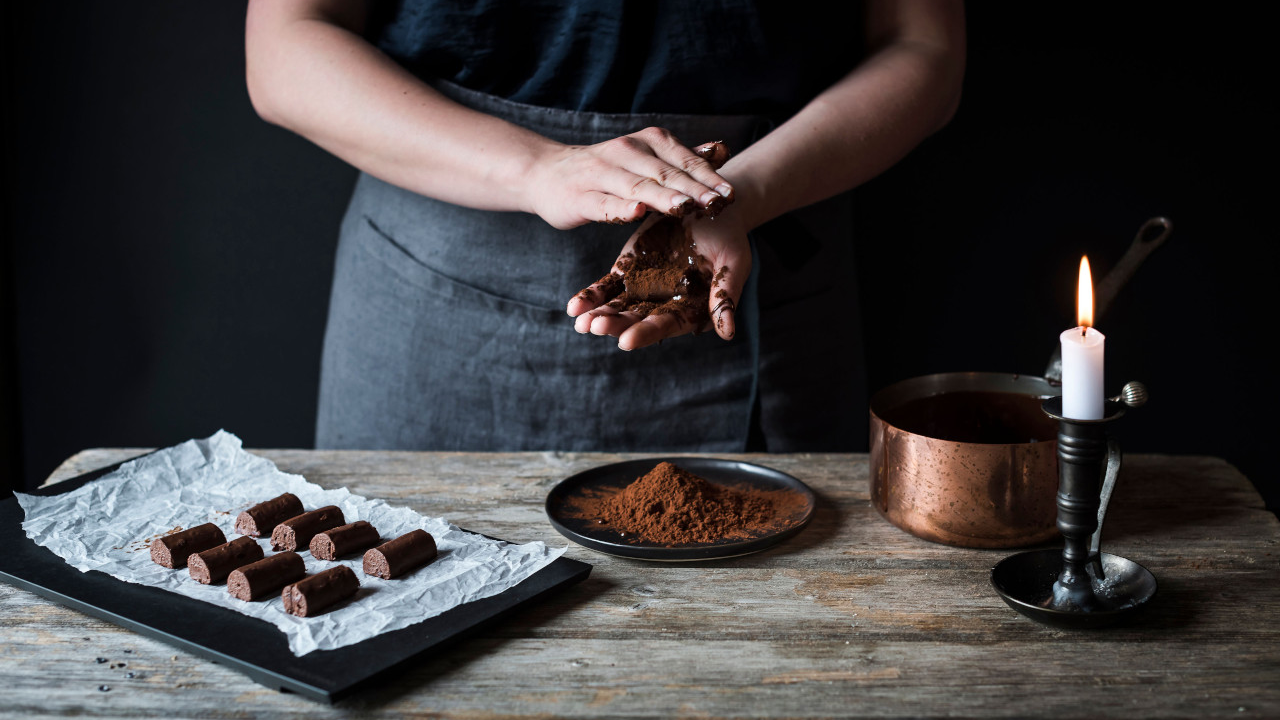 Tauchen Sie ein in die Welt der Schokolade! Erfahren Sie von unseren Chocolatiers alles über die Herkunft Schokolade und das Handwerk der Pralinen/Truffes und machen Sie sich selber daran. In wem steckt der beste Chocolatier?
