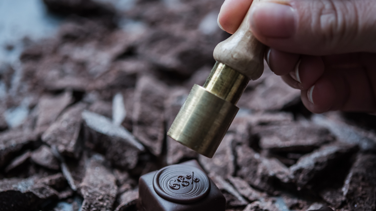 Pralinen herstellen und stempeln Tauchen Sie ein in die Welt der Schokolade! Erfahren Sie von unseren Chocolatiers alles über die Herkunft Schokolade und das Handwerk der Pralinen/Truffes und machen Sie sich selber daran. In wem steckt der beste Chocolatier?