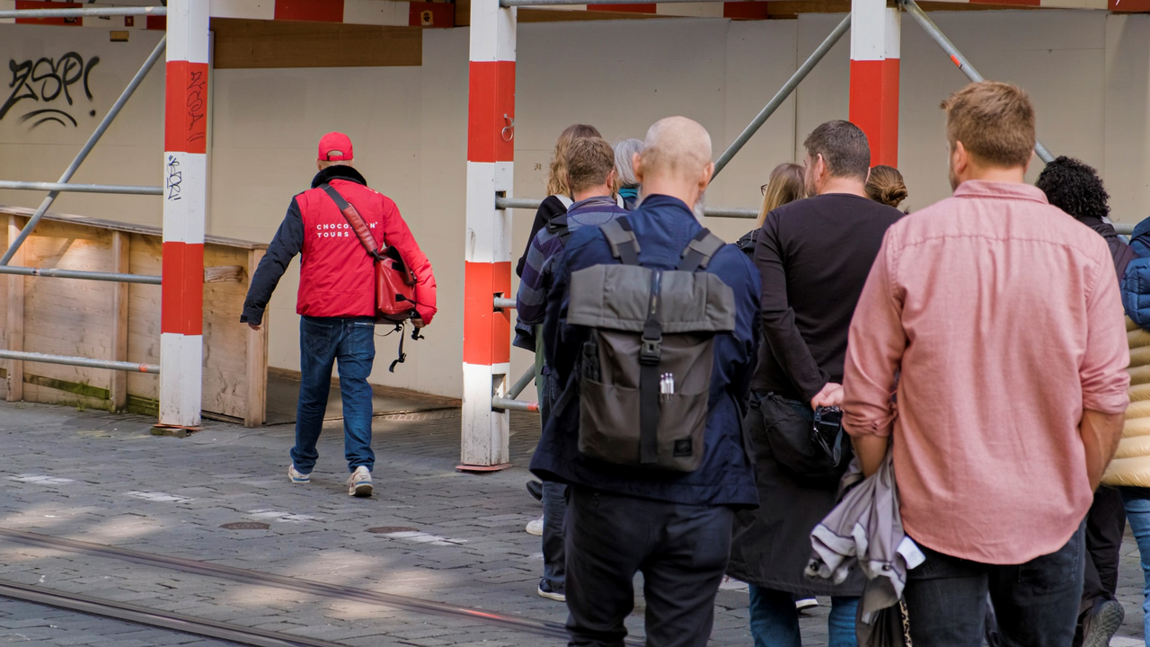 Schokoladenhauptstadt? Jawohl, das war Bern einmal! In unserer bezaubernden Altstadt schlummern verschiedene Anekdoten aus den glorreichen Zeiten der Berner Schokoladenfabrikanten. Buchen Sie jetzt diese zartschmelzende Tour, damit Sie sich nicht nur von dieser bunten Schokoladengeschichte, sondern auch von verschiedenen Schokoladen verführen lassen können. Dank den schützenden Lauben in der Altstadt kann die Tour wetterunabhängig durchgeführt werden.