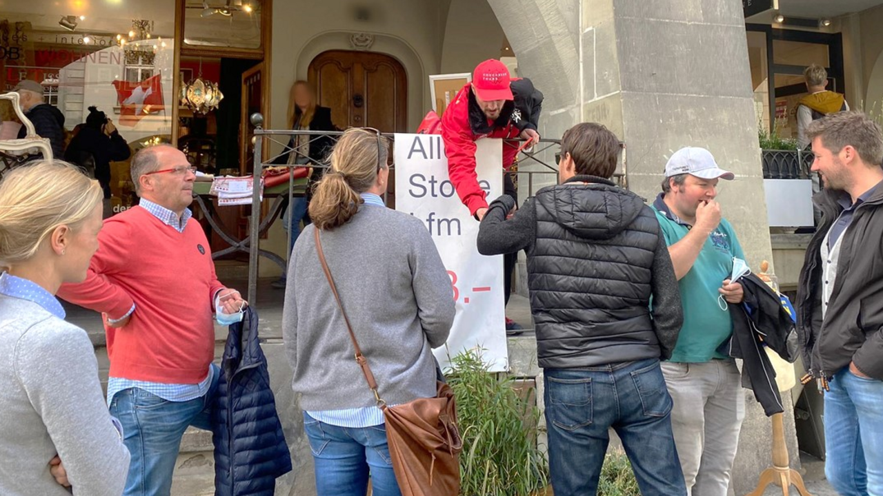Schokoladen Tour in Bern Schokoladenhauptstadt? Jawohl, das war Bern einmal! In unserer bezaubernden Altstadt schlummern verschiedene Anekdoten aus den glorreichen Zeiten der Berner Schokoladenfabrikanten. Buchen Sie jetzt diese zartschmelzende Tour, damit Sie sich nicht nur von dieser bunten Schokoladengeschichte, sondern auch von verschiedenen Schokoladen verführen lassen können. Dank den schützenden Lauben in der Altstadt kann die Tour wetterunabhängig durchgeführt werden.