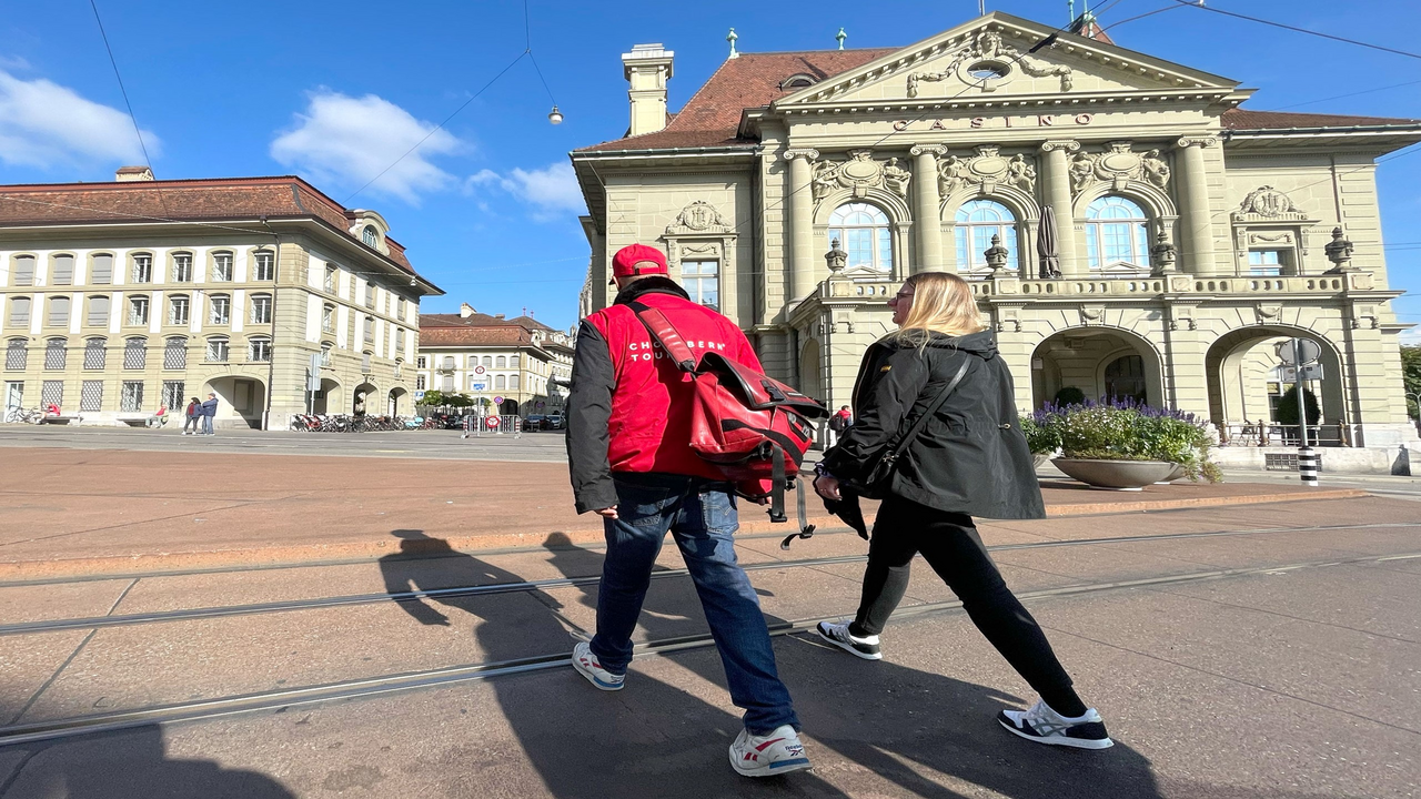 Schokoladenhauptstadt? Jawohl, das war Bern einmal! In unserer bezaubernden Altstadt schlummern verschiedene Anekdoten aus den glorreichen Zeiten der Berner Schokoladenfabrikanten. Buchen Sie jetzt diese zartschmelzende Tour, damit Sie sich nicht nur von dieser bunten Schokoladengeschichte, sondern auch von verschiedenen Schokoladen verführen lassen können. Dank den schützenden Lauben in der Altstadt kann die Tour wetterunabhängig durchgeführt werden.